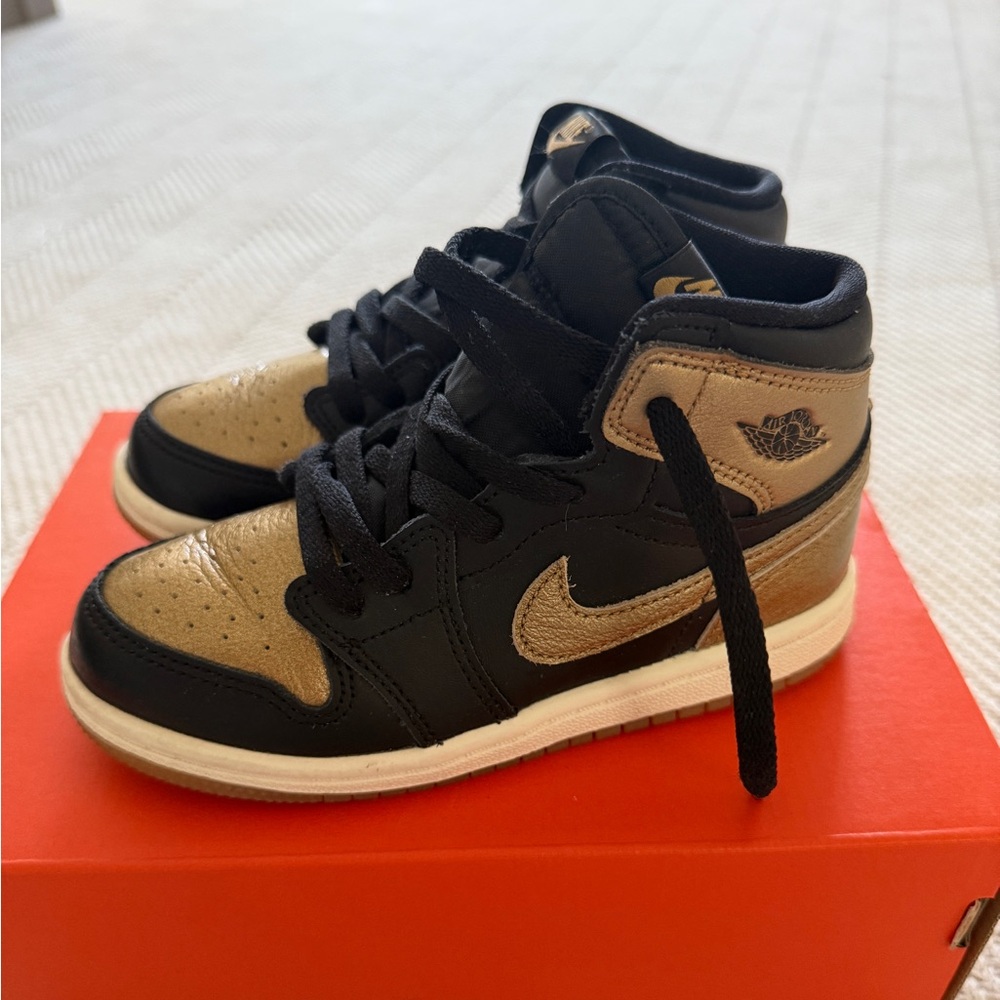 Nike Air Jordan 1 Retro High OG "Black Metallic Gold" Sneakers